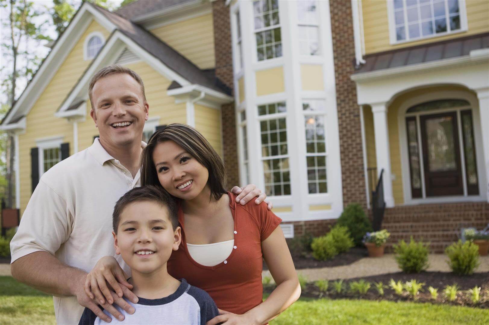Защитить дом семью. Семья недвижимость. Счастливая семья недвижимость. Счастливый семейный дом Америка. Дом мечты семья.